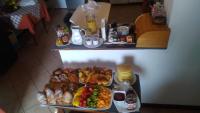 Jedlo v ubytovaní bed & breakfast alebo blízkom okolí
