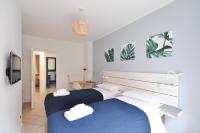 A bed or beds in a room at CaseOspitali - Casa Cri&Eli, super trilocale con terrazzo in zona Lambrate per 5