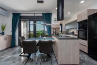 Kuchyň nebo kuchyňský kout v ubytování Villa Blue Sky 1 ZadarVillas