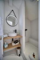 Łazienka w obiekcie IMMOGROOM - Cosy - Renovated duplex - Close to the beach