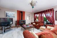 Televízia a/alebo spoločenská miestnosť v ubytovaní Villa Namaste by Villa Plus