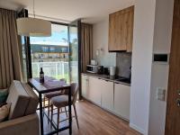 Kuchyň nebo kuchyňský kout v ubytování Apartamenty Szafirowe w Mielnie