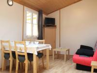 TV a/nebo společenská místnost v ubytování Charmante maison bois avec piscine chauffée, climatisation et jardin - 4 couchages, St-Pierre-d'Oléron - FR-1-246A-132