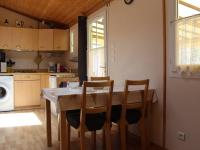 Kuchyň nebo kuchyňský kout v ubytování Charmante maison bois avec piscine chauffée, climatisation et jardin - 4 couchages, St-Pierre-d'Oléron - FR-1-246A-132