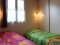 Postel nebo postele na pokoji v ubytování Charmante maison bois avec piscine chauffée, climatisation et jardin - 4 couchages, St-Pierre-d'Oléron - FR-1-246A-132