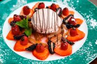 ルーポルディングにあるHotel-Restaurant Bellevueのチョコレートとフルーツの盛り合わせ