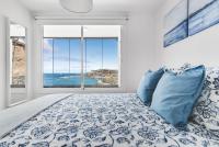Postel nebo postele na pokoji v ubytování Home2Book Blue Sea View Patalavaca Beach Apartment