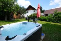 Bazén v ubytování Jacobs Resort House Planica nebo v jeho okolí