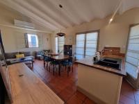 eine Küche und ein Wohnzimmer mit einem Tisch und Stühlen in der Unterkunft I Love Perpignan Duplex Terrasse in Perpignan