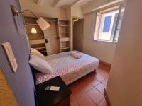 ein kleines Schlafzimmer mit einem kleinen Bett und einem Fenster in der Unterkunft I Love Perpignan Duplex Terrasse in Perpignan