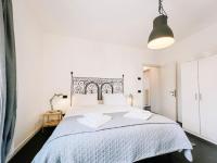 A bed or beds in a room at CRUdiS Luxury rooms