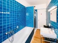 A bathroom at CRUdiS Luxury rooms