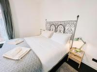 A bed or beds in a room at CRUdiS Luxury rooms