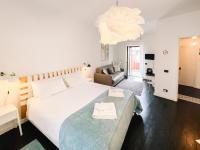 A bed or beds in a room at CRUdiS Luxury rooms