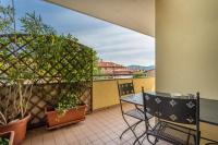 Un patio con una mesa y sillas en un balcón. en Il cuore di Maddy, en Udine