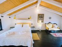 A bed or beds in a room at CRUdiS Luxury rooms