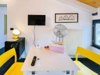 A television and/or entertainment centre at CRUdiS Luxury rooms