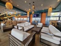 un bar con sofás blancos y un restaurante en MINT Resorts The Blyde, en Pretoria