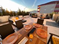 Balkón alebo terasa v ubytovaní Sunshine Deluxe 79m2 apartment with pool, 50 m2 garden lounge and outdoor space