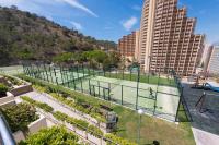 Tenis alebo squash v ubytovaní Planta 21 Apartamento con terraza privada y vistas al mar alebo jeho okolí