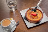 een drankje en een kopje koffie op een tafel bij Hôtel au Heimbach in Lembach