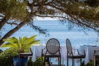 a table and chairs with a view of the ocean at La Villa Mauresque in Saint-Raphaël