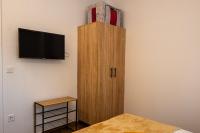 Televízia a/alebo spoločenská miestnosť v ubytovaní Lemon Garden Stylish private apartment