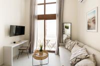 Televízia a/alebo spoločenská miestnosť v ubytovaní Palm Residences
