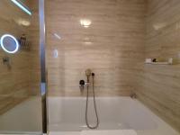 Koupelna v ubytování FREE WELLNESS & SPA MULTIMEDIA APARTMENT - SNÍDANĚ V CENĚ - ZDARMA VSTUP DO WELLNESS, VÍŘIVÉ VANY, SOLNÁ SAUNA, FINSKÁ SAUNA, PARNÍ SAUNA, MASÁŽE, PLAYSTATION 5 a HRY, SKLEP, MODERNÍ VYBAVENÍ, PARKOVÁNÍ ZDARMA, VYBAVENÍ PRO DĚTI, KLIDNÁ LOKALITA
