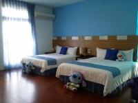 two beds in a hotel room with stuffed animals on them at Jing Xiang Hua Nong B&amp;B in Dongshan