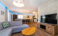 - un salon avec un canapé et une grande télévision dans l&#39;établissement 3 Bedroom Amazing Home In Privlaka, à Privlaka