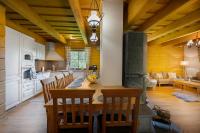 Kuchyň nebo kuchyňský kout v ubytování Drevenica Tale - Pool Table - Jacuzzi - Sauna - Small teambuilding - Hotel Partizán 5 min