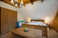 Postel nebo postele na pokoji v ubytování Drevenica Tale - Pool Table - Jacuzzi - Sauna - Small teambuilding - Hotel Partizán 5 min