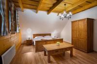 Postel nebo postele na pokoji v ubytování Drevenica Tale - Pool Table - Jacuzzi - Sauna - Small teambuilding - Hotel Partizán 5 min