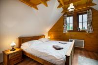 Postel nebo postele na pokoji v ubytování Drevenica Tale - Pool Table - Jacuzzi - Sauna - Small teambuilding - Hotel Partizán 5 min