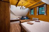 Postel nebo postele na pokoji v ubytování Drevenica Tale - Pool Table - Jacuzzi - Sauna - Small teambuilding - Hotel Partizán 5 min