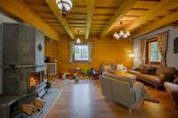 Posezení v ubytování Drevenica Tale - Pool Table - Jacuzzi - Sauna - Small teambuilding - Hotel Partizán 5 min