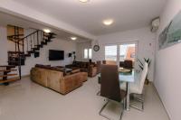 Televízia a/alebo spoločenská miestnosť v ubytovaní Large 3-bedroom apartment near Split Dalmatia