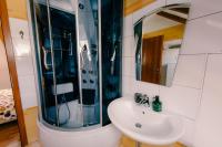 Kúpeľňa v ubytovaní Large 3-bedroom apartment near Split Dalmatia