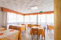 Reštaurácia alebo iné gastronomické zariadenie v ubytovaní Hotel Zenith