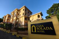 Un cartel de hotel frente a un edificio en Casa Solada Hotel, en Kampala