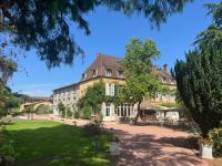 Una casa grande con un gran patio delante de ella. en Logis Hôtels Château de La Barge, en Chaintré