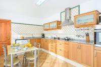 Kuchyňa alebo kuchynka v ubytovaní Villa Claudia by Villa Plus