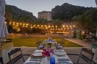 einen Tisch mit Tellern und Blumen auf einer Terrasse in der Unterkunft Agroturismo Alquería Blanca in Bunyola