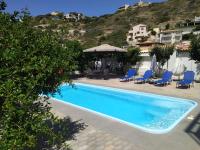 Bazén v ubytovaní Orama Apartments - Vacations Next to the Sea alebo v jeho blízkosti