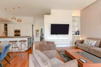 Telewizja i/lub zestaw kina domowego w obiekcie Modern apartment with 3 bedrooms balcony communal garden and AC- Benakey