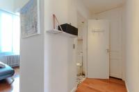 Telewizja i/lub zestaw kina domowego w obiekcie Modern apartment with 3 bedrooms balcony communal garden and AC- Benakey