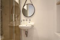 Łazienka w obiekcie Modern apartment with 3 bedrooms balcony communal garden and AC- Benakey