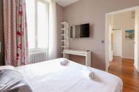 Łóżko lub łóżka w pokoju w obiekcie Modern apartment with 3 bedrooms balcony communal garden and AC- Benakey