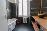 Łazienka w obiekcie Modern apartment with 3 bedrooms balcony communal garden and AC- Benakey
